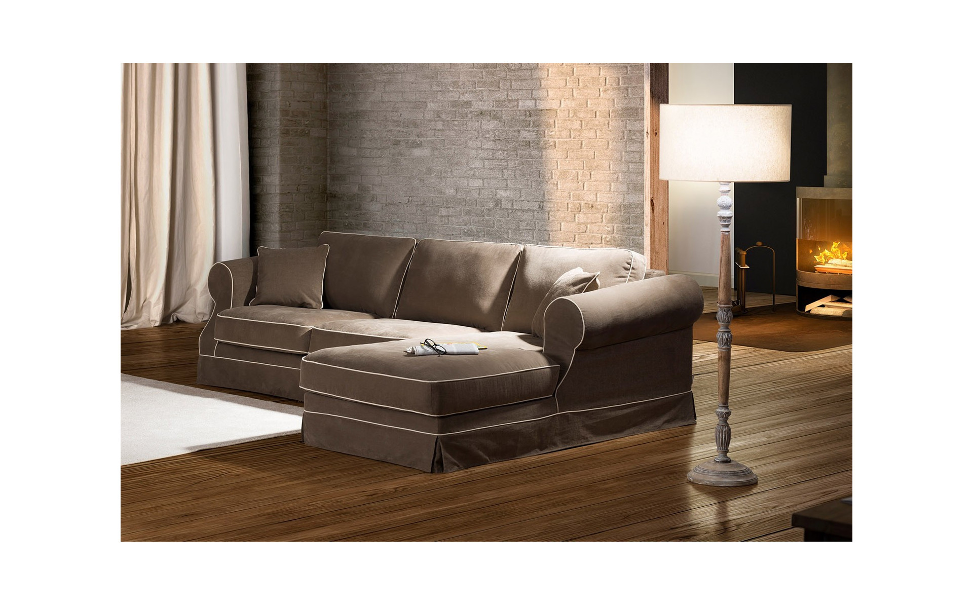 Elena 2,5 sofa z szezlongiem, luźnym pokrowcem i standardowymi oparciami