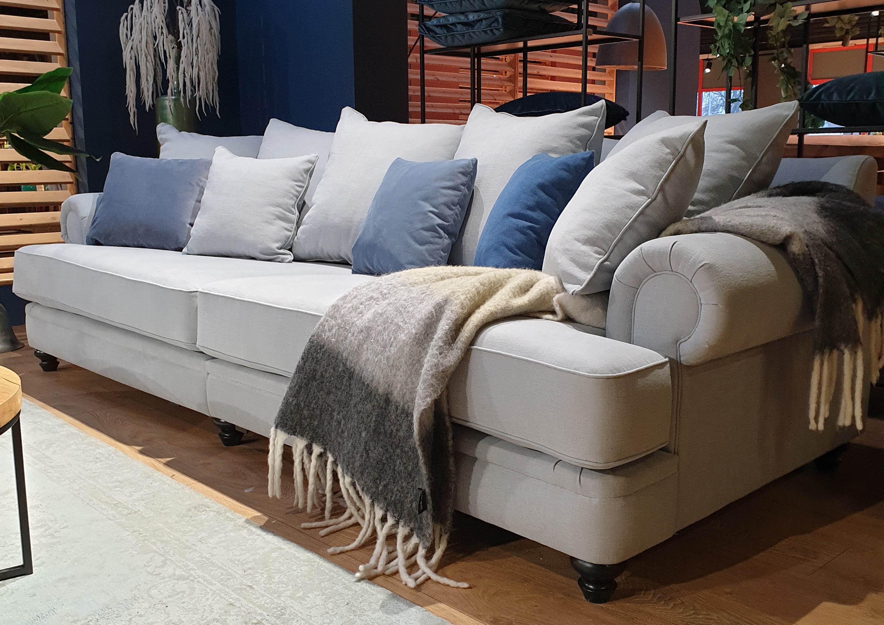 Sofa Chelsea XL z głębokim siedziskiem w naturalnej tkaninie shadow